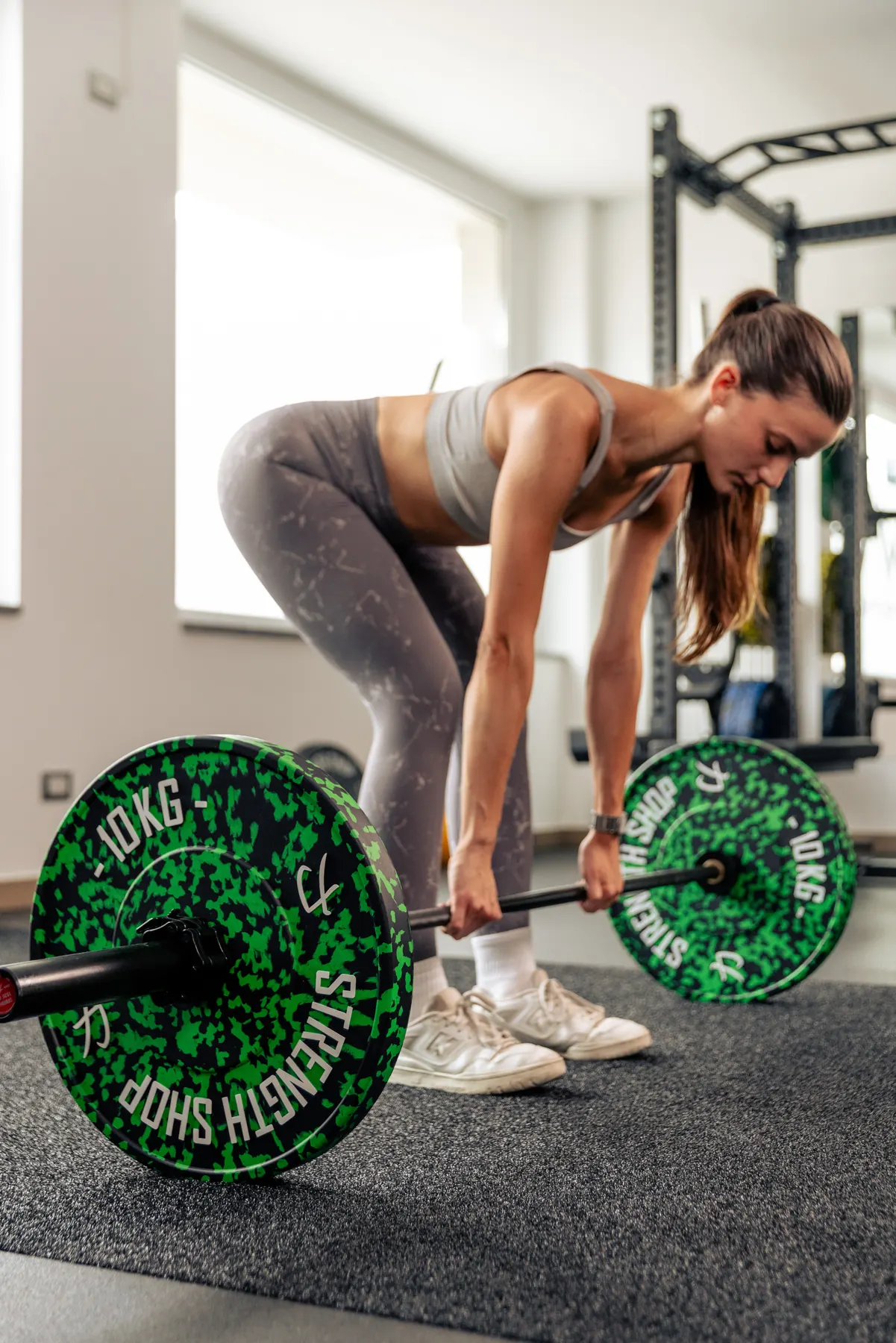 Allenamento di tonificazione con bilanciere nello studio AM Sport
